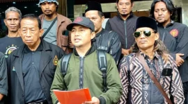 PWI-LS menyerahkan nota keberatan terkait Makam Mbah Priok kepada Pemerintah Kota Jakarta Utara di Kantor Wali Kota Tanjung Priok, Jakarta Utara. (Posnews/MR)
