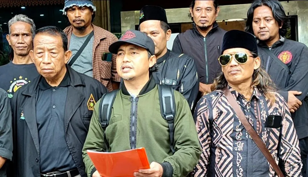 PWI-LS menyerahkan nota keberatan terkait Makam Mbah Priok kepada Pemerintah Kota Jakarta Utara di Kantor Wali Kota Tanjung Priok, Jakarta Utara. (Posnews/MR)
