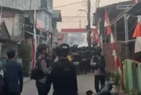 Personel BNN dan Brimob berjaga saat penggerebekan jaringan narkoba di Kampung Bahari, Tanjung Priok, Jakarta Utara. (Posnews/BNN)
