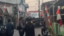 Personel BNN dan Brimob berjaga saat penggerebekan jaringan narkoba di Kampung Bahari, Tanjung Priok, Jakarta Utara. (Posnews/BNN)