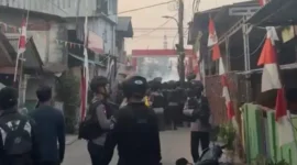 Personel BNN dan Brimob berjaga saat penggerebekan jaringan narkoba di Kampung Bahari, Tanjung Priok, Jakarta Utara. (Posnews/BNN)