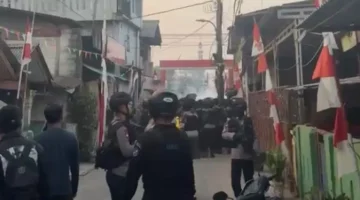 Personel BNN dan Brimob berjaga saat penggerebekan jaringan narkoba di Kampung Bahari, Tanjung Priok, Jakarta Utara. (Posnews/BNN)