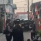 Personel BNN dan Brimob berjaga saat penggerebekan jaringan narkoba di Kampung Bahari, Tanjung Priok, Jakarta Utara. (Posnews/BNN)