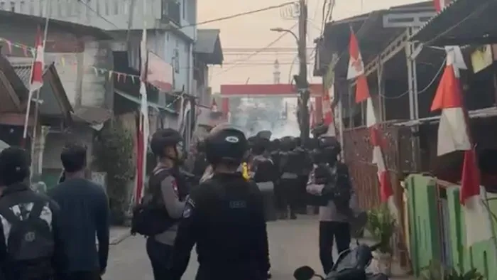 Personel BNN dan Brimob berjaga saat penggerebekan jaringan narkoba di Kampung Bahari, Tanjung Priok, Jakarta Utara. (Posnews/BNN)