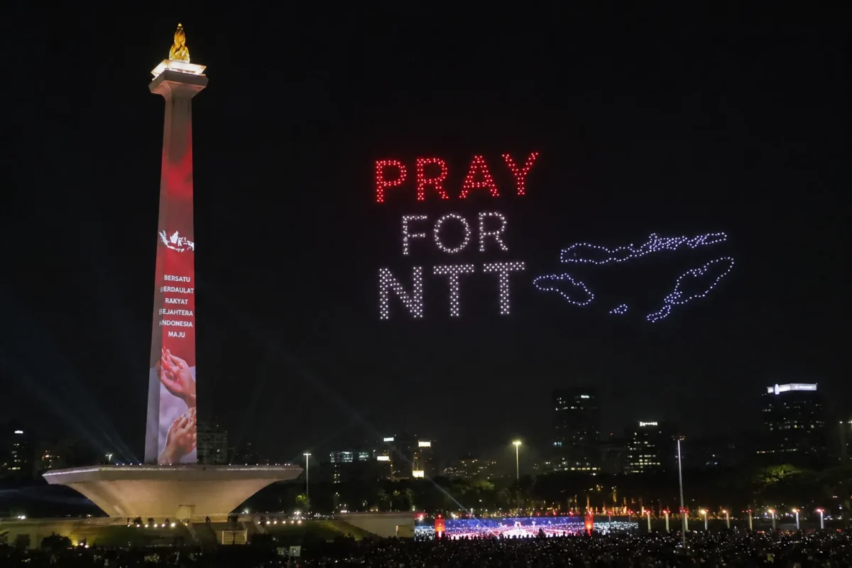 Pertunjukan Malam Merdeka HUT ke-81 RI di kawasan Monas dan Bundaran HI Jakarta dengan pesan Pray for NTT.
