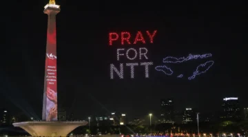 Pertunjukan Malam Merdeka HUT ke-81 RI di kawasan Monas dan Bundaran HI Jakarta dengan pesan Pray for NTT.
