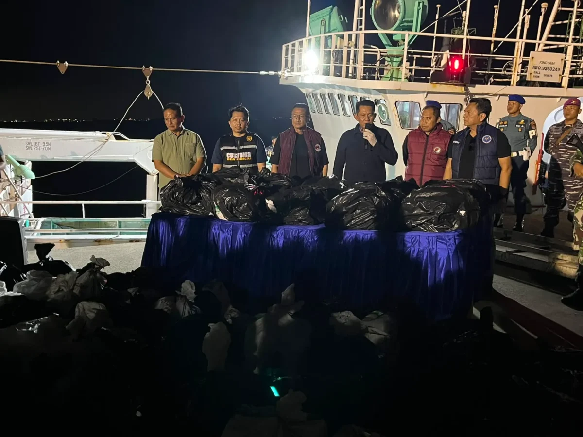 Petugas gabungan memeriksa kapal pembawa 1,3 ton ketamin di perairan Bintan, Kepulauan Riau. (Posnews/Bareskrim Polri)