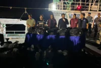 Petugas gabungan memeriksa kapal pembawa 1,3 ton ketamin di perairan Bintan, Kepulauan Riau. (Posnews/Bareskrim Polri)