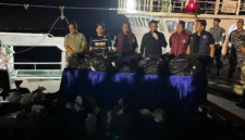 Petugas gabungan memeriksa kapal pembawa 1,3 ton ketamin di perairan Bintan, Kepulauan Riau. (Posnews/Bareskrim Polri)
