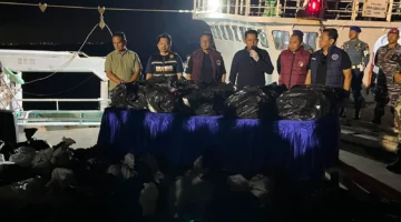 Petugas gabungan memeriksa kapal pembawa 1,3 ton ketamin di perairan Bintan, Kepulauan Riau. (Posnews/Bareskrim Polri)