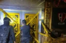 Petugas Bareskrim Polri menyegel HH Club Planet 3.0 di Batam dalam operasi dugaan peredaran narkoba. (Posnews/Bareskrim Polri)