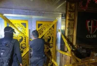 Petugas Bareskrim Polri menyegel HH Club Planet 3.0 di Batam dalam operasi dugaan peredaran narkoba. (Posnews/Bareskrim Polri)