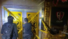 Petugas Bareskrim Polri menyegel HH Club Planet 3.0 di Batam dalam operasi dugaan peredaran narkoba. (Posnews/Bareskrim Polri)