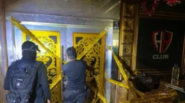 Petugas Bareskrim Polri menyegel HH Club Planet 3.0 di Batam dalam operasi dugaan peredaran narkoba. (Posnews/Bareskrim Polri)