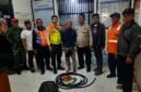 Petugas KAI dan polisi memeriksa kabel sistem persinyalan kereta yang terpotong di jalur Cikarang-Tambun, Bekasi. (Posnews/Humas KAI