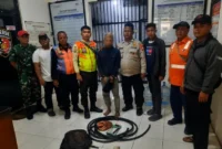 Petugas KAI dan polisi memeriksa kabel sistem persinyalan kereta yang terpotong di jalur Cikarang-Tambun, Bekasi. (Posnews/Humas KAI