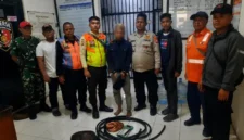 Petugas KAI dan polisi memeriksa kabel sistem persinyalan kereta yang terpotong di jalur Cikarang-Tambun, Bekasi. (Posnews/Humas KAI