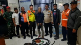 Petugas KAI dan polisi memeriksa kabel sistem persinyalan kereta yang terpotong di jalur Cikarang-Tambun, Bekasi. (Posnews/Humas KAI