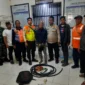 Petugas KAI dan polisi memeriksa kabel sistem persinyalan kereta yang terpotong di jalur Cikarang-Tambun, Bekasi. (Posnews/Humas KAI
