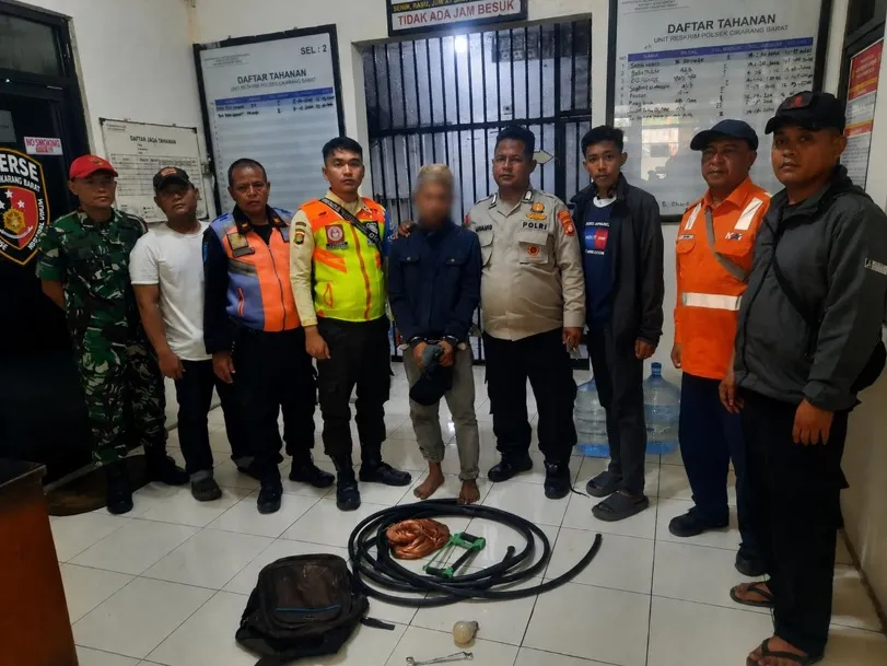 Petugas KAI dan polisi memeriksa kabel sistem persinyalan kereta yang terpotong di jalur Cikarang-Tambun, Bekasi. (Posnews/Humas KAI