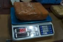 Petugas Bareskrim Polri menunjukkan barang bukti 10 kilogram sabu hasil penyitaan di Pekanbaru, Riau. (Posnews/Bareskrim)