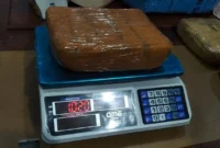 Petugas Bareskrim Polri menunjukkan barang bukti 10 kilogram sabu hasil penyitaan di Pekanbaru, Riau. (Posnews/Bareskrim)