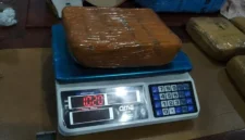 Petugas Bareskrim Polri menunjukkan barang bukti 10 kilogram sabu hasil penyitaan di Pekanbaru, Riau. (Posnews/Bareskrim)