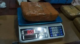 Petugas Bareskrim Polri menunjukkan barang bukti 10 kilogram sabu hasil penyitaan di Pekanbaru, Riau. (Posnews/Bareskrim)