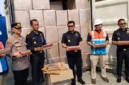 Petugas Bea Cukai Tanjung Priok memeriksa kontainer berisi jutaan batang rokok ilegal di Pelabuhan Tanjung Priok. (Posnews/MR)