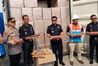 Petugas Bea Cukai Tanjung Priok memeriksa kontainer berisi jutaan batang rokok ilegal di Pelabuhan Tanjung Priok. (Posnews/MR)