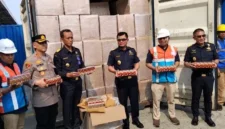 Petugas Bea Cukai Tanjung Priok memeriksa kontainer berisi jutaan batang rokok ilegal di Pelabuhan Tanjung Priok. (Posnews/MR)
