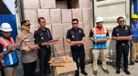 Petugas Bea Cukai Tanjung Priok memeriksa kontainer berisi jutaan batang rokok ilegal di Pelabuhan Tanjung Priok. (Posnews/MR)