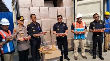 Petugas Bea Cukai Tanjung Priok memeriksa kontainer berisi jutaan batang rokok ilegal di Pelabuhan Tanjung Priok. (Posnews/MR)