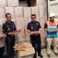 Petugas Bea Cukai Tanjung Priok memeriksa kontainer berisi jutaan batang rokok ilegal di Pelabuhan Tanjung Priok. (Posnews/MR)