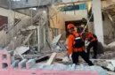 Petugas mengevakuasi warga terdampak gempa M7,7 di Nusa Tenggara Timur. (Posnews/BNPB)