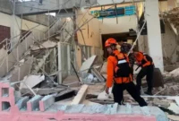 Petugas mengevakuasi warga terdampak gempa M7,7 di Nusa Tenggara Timur. (Posnews/BNPB)