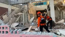 Petugas mengevakuasi warga terdampak gempa M7,7 di Nusa Tenggara Timur. (Posnews/BNPB)