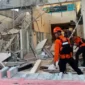 Petugas mengevakuasi warga terdampak gempa M7,7 di Nusa Tenggara Timur. (Posnews/BNPB)
