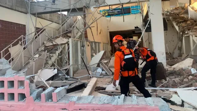 Petugas mengevakuasi warga terdampak gempa M7,7 di Nusa Tenggara Timur. (Posnews/BNPB)