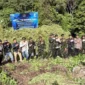 Petugas BNN memusnahkan puluhan ribu batang ganja di ladang seluas 12 hektare di Nagan Raya, Aceh. (Posnews/ BNN)