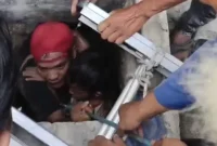 Petugas Damkar mengevakuasi bocah 9 tahun dari sumur sedalam 10 meter di Ciomas, Bogor. (Posnews/Damkar Bogor)