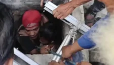 Petugas Damkar mengevakuasi bocah 9 tahun dari sumur sedalam 10 meter di Ciomas, Bogor. (Posnews/Damkar Bogor)
