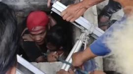 Petugas Damkar mengevakuasi bocah 9 tahun dari sumur sedalam 10 meter di Ciomas, Bogor. (Posnews/Damkar Bogor)