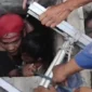 Petugas Damkar mengevakuasi bocah 9 tahun dari sumur sedalam 10 meter di Ciomas, Bogor. (Posnews/Damkar Bogor)