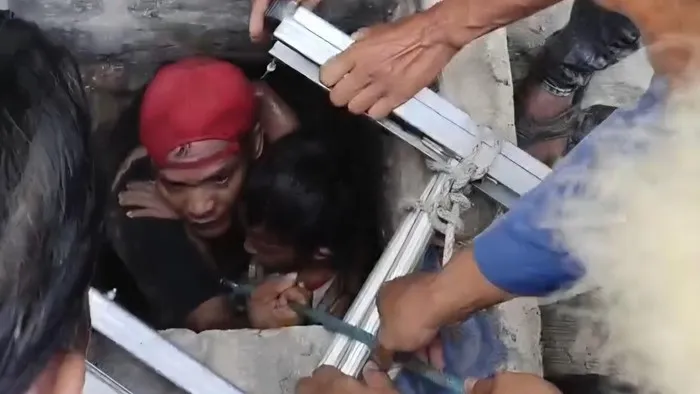 Petugas Damkar mengevakuasi bocah 9 tahun dari sumur sedalam 10 meter di Ciomas, Bogor. (Posnews/Damkar Bogor)