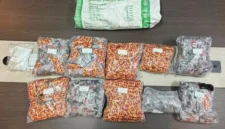 Petugas Bareskrim mengungkap jaringan narkoba etomidate di Rupat, Bengkalis, dengan barang bukti 1.400 vape dan ekstasi. (Posnews/Bareskrim)