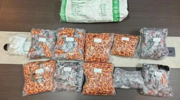 Petugas Bareskrim mengungkap jaringan narkoba etomidate di Rupat, Bengkalis, dengan barang bukti 1.400 vape dan ekstasi. (Posnews/Bareskrim)