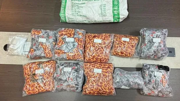 Petugas Bareskrim mengungkap jaringan narkoba etomidate di Rupat, Bengkalis, dengan barang bukti 1.400 vape dan ekstasi. (Posnews/Bareskrim)