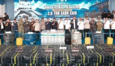 Petugas gabungan BNN, Bea Cukai, dan Polda Kepri mengungkap penyelundupan 2,6 ton sabu cair di perairan Kepulauan Riau. (Posnews/Bea Cukai)