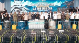 Petugas gabungan BNN, Bea Cukai, dan Polda Kepri mengungkap penyelundupan 2,6 ton sabu cair di perairan Kepulauan Riau. (Posnews/Bea Cukai)